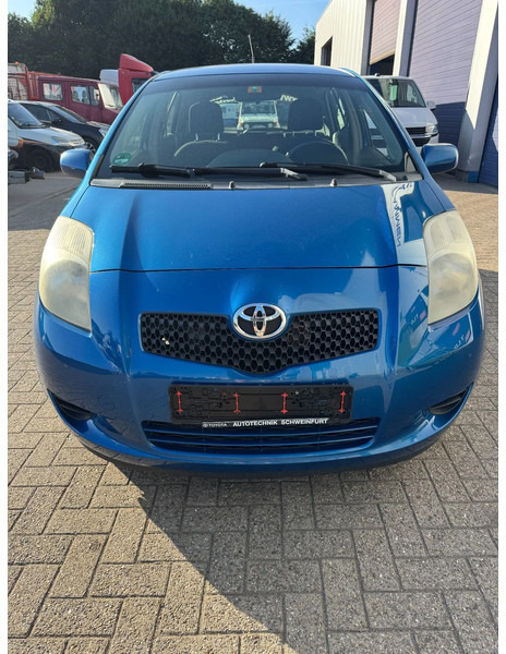 Toyota Yaris **PETROL-ESSENCE-AC** - האצ'בק: תמונה 2 Toyota Yaris **PETROL-ESSENCE-AC** - האצ'בק: תמונה 2