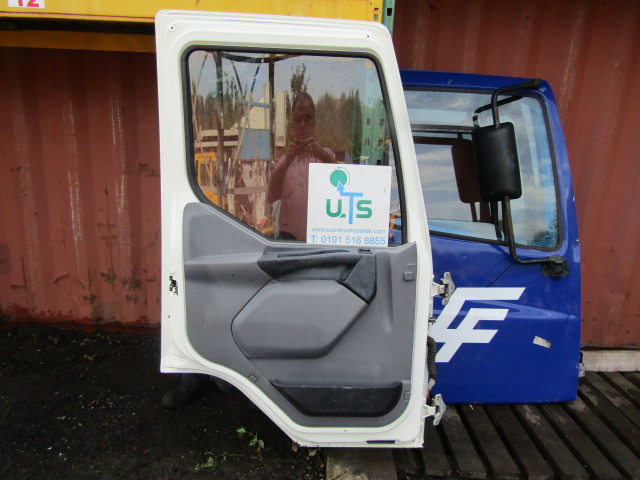 DAF LF 45/55 NEARSIDE (PASSENGER) COMPLETE DOOR - תא ופנים הרכב עבור משאית: תמונה 2 DAF LF 45/55 NEARSIDE (PASSENGER) COMPLETE DOOR - תא ופנים הרכב עבור משאית: תמונה 2