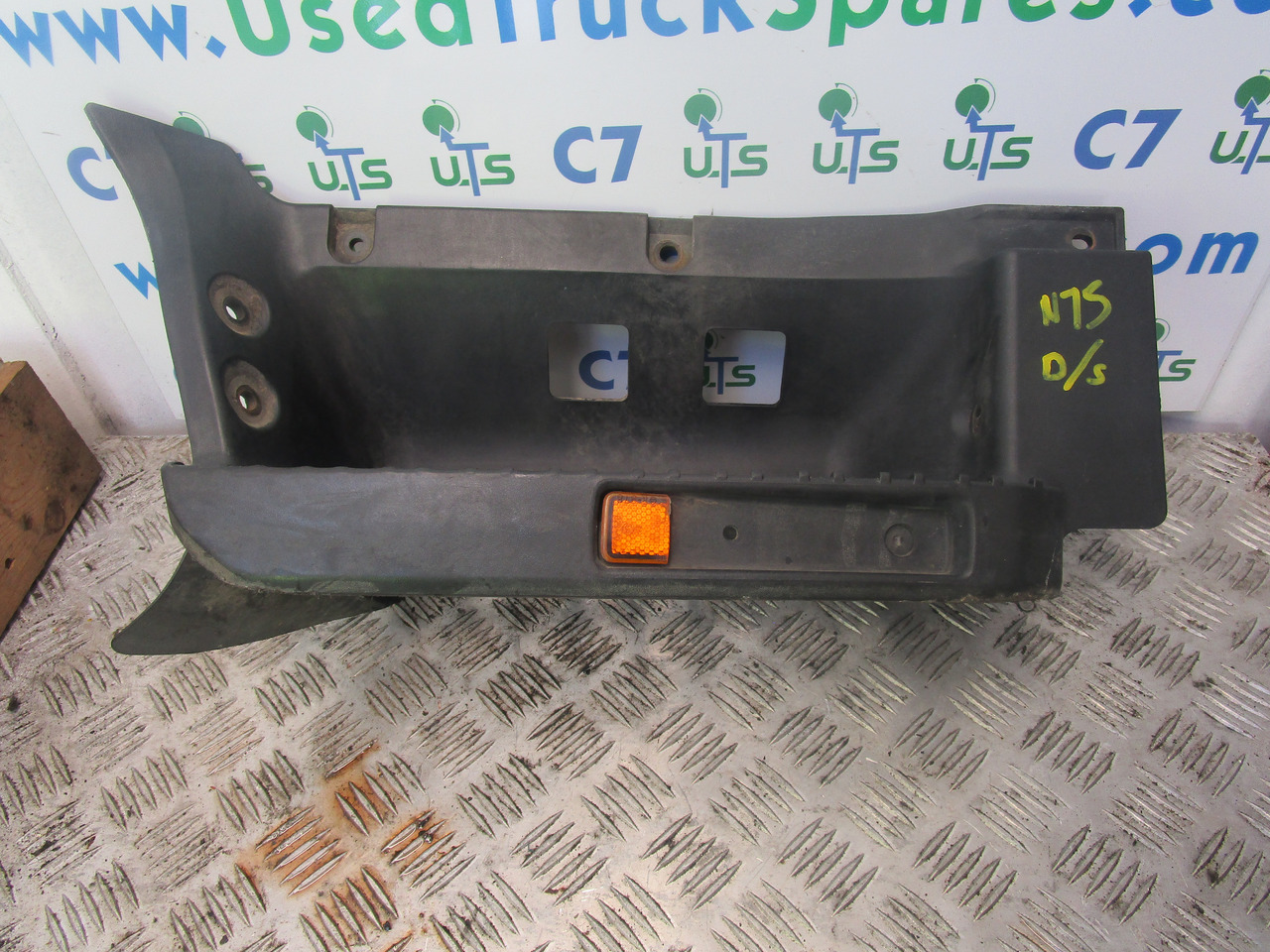 ISUZU N75 4HK1 FRONT STEP DRIVER SIDE - תא ופנים הרכב עבור משאית: תמונה 1 ISUZU N75 4HK1 FRONT STEP DRIVER SIDE - תא ופנים הרכב עבור משאית: תמונה 1