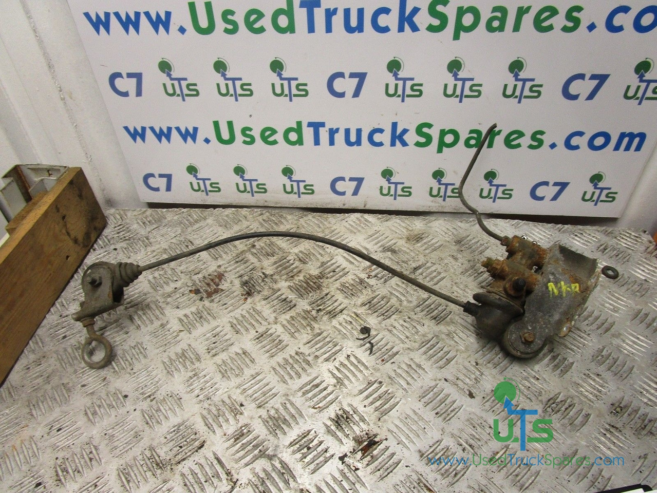 ISUZU NKR LOAD SENSING / BRAKE VALVE - חלקי בלמים עבור משאית: תמונה 1 ISUZU NKR LOAD SENSING / BRAKE VALVE - חלקי בלמים עבור משאית: תמונה 1