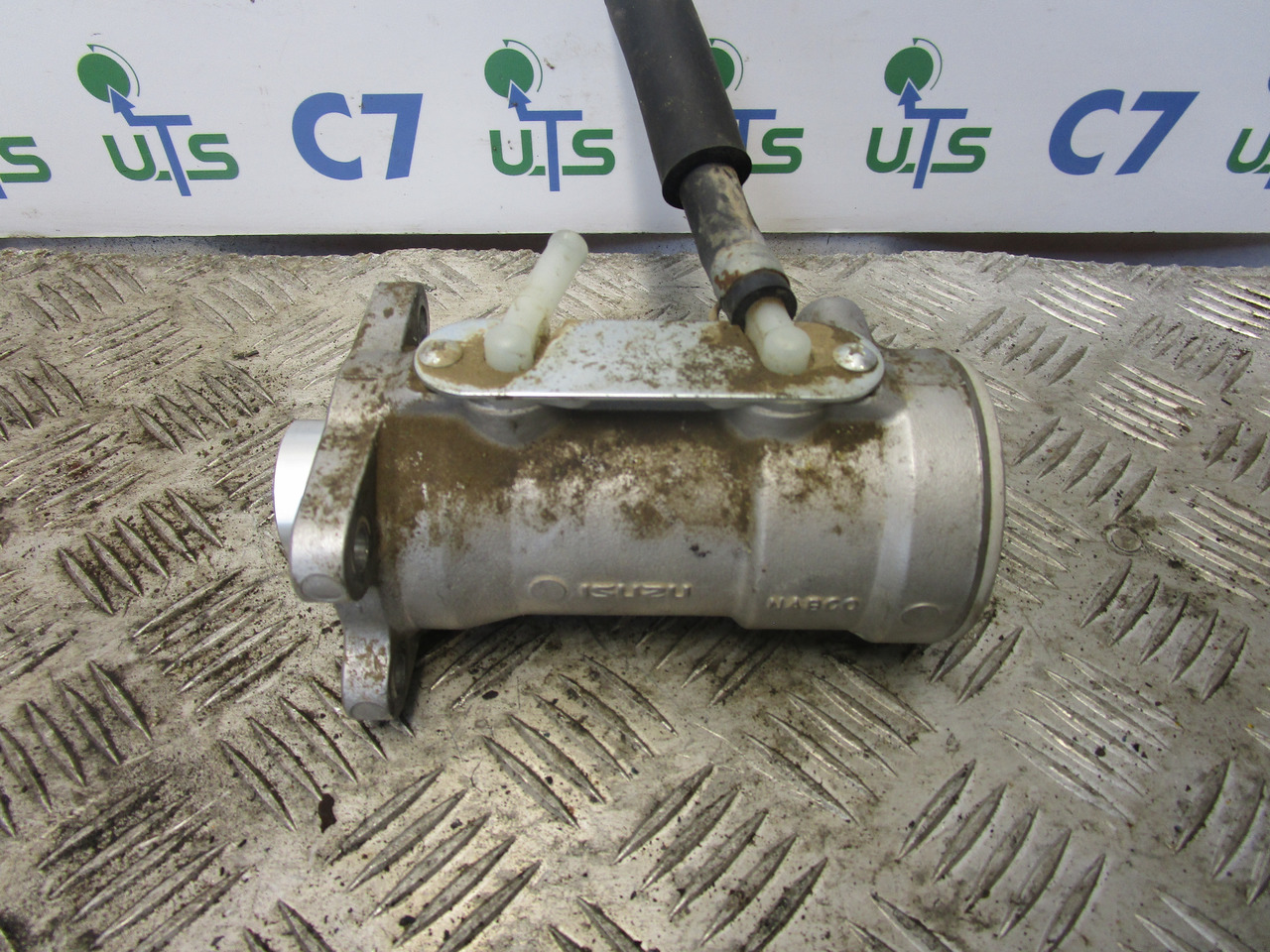 ISUZU NQR BRAKE MASTER CYLINDER - חלקי בלמים עבור משאית: תמונה 1 ISUZU NQR BRAKE MASTER CYLINDER - חלקי בלמים עבור משאית: תמונה 1