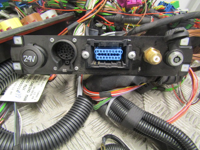 IVECO STRALIS COPLETE CAB WIRING HARNESS - מערכת חשמל עבור משאית: תמונה 2 IVECO STRALIS COPLETE CAB WIRING HARNESS - מערכת חשמל עבור משאית: תמונה 2