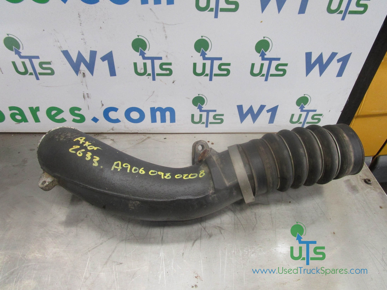MERCEDES AXOR 2633 (OM926) INTERCOOLER PIPE P/NO A9060980208 - מנוע וחלקים עבור משאית: תמונה 1 MERCEDES AXOR 2633 (OM926) INTERCOOLER PIPE P/NO A9060980208 - מנוע וחלקים עבור משאית: תמונה 1