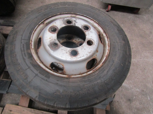 MITSUBISHI FUSO (6) WHEELS AND TYRES 205/75/17.5 8-10MM TREAD 32MM HOLES SET OF 6 - צמיג עבור משאית: תמונה 3 MITSUBISHI FUSO (6) WHEELS AND TYRES 205/75/17.5 8-10MM TREAD 32MM HOLES SET OF 6 - צמיג עבור משאית: תמונה 3