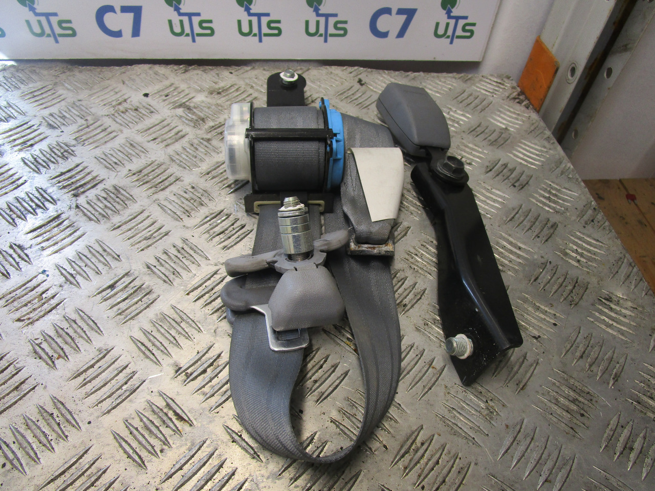 MITSUBISHI FUSO PASSENGER SIDE SEATBELT - תא ופנים הרכב עבור משאית: תמונה 1 MITSUBISHI FUSO PASSENGER SIDE SEATBELT - תא ופנים הרכב עבור משאית: תמונה 1