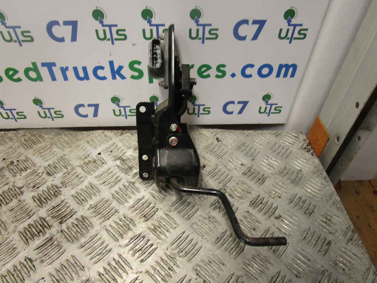 MITSUBISHI FUSO THROTTLE PEDAL UNIT COMPLETE INCLUDING SENSOR MK386457 - תא ופנים הרכב עבור משאית: תמונה 1 MITSUBISHI FUSO THROTTLE PEDAL UNIT COMPLETE INCLUDING SENSOR MK386457 - תא ופנים הרכב עבור משאית: תמונה 1