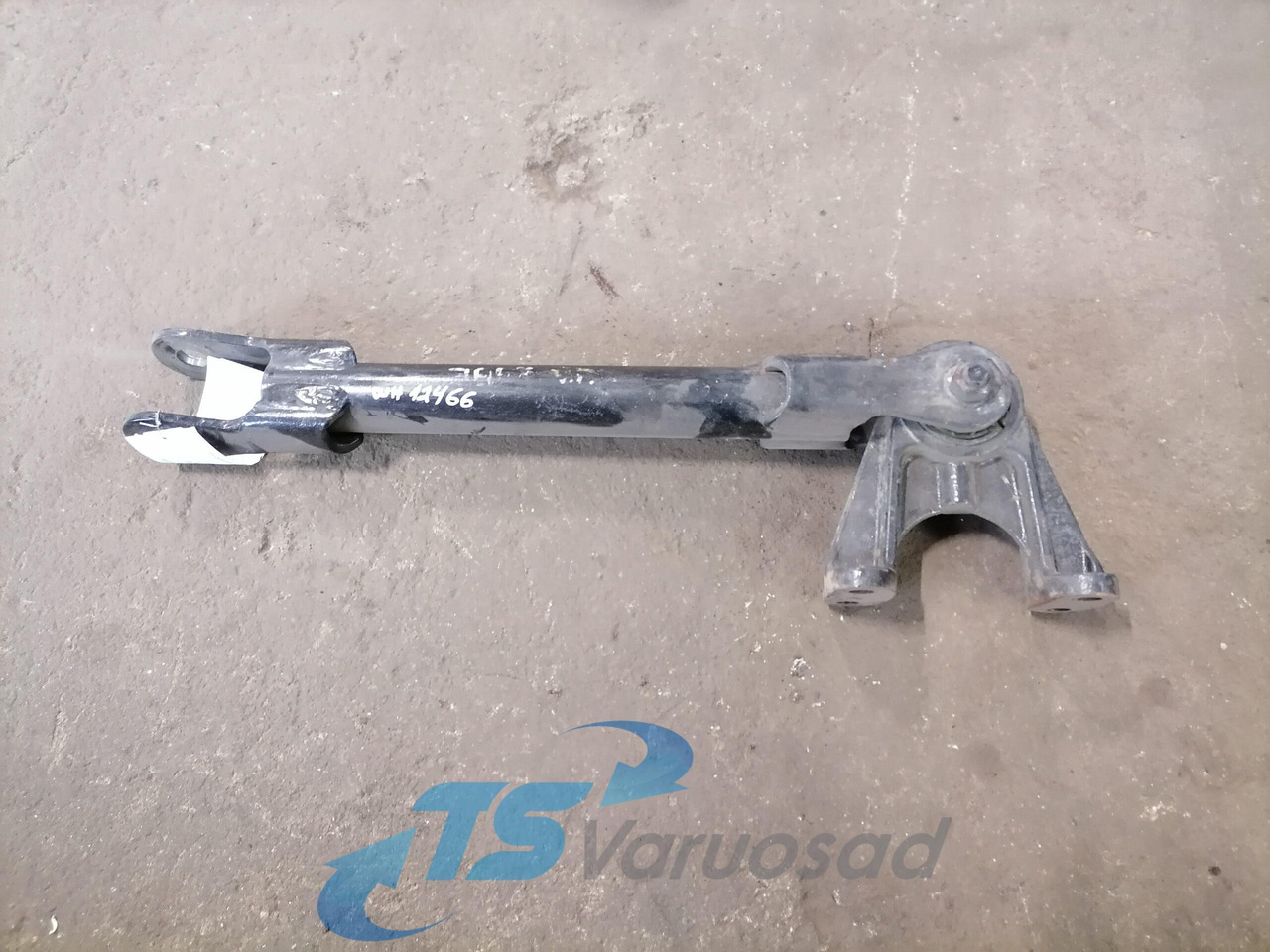 MAN Anti roll bar bracket 81437185111 - סרגל נגד גלגול עבור משאית: תמונה 1 MAN Anti roll bar bracket 81437185111 - סרגל נגד גלגול עבור משאית: תמונה 1