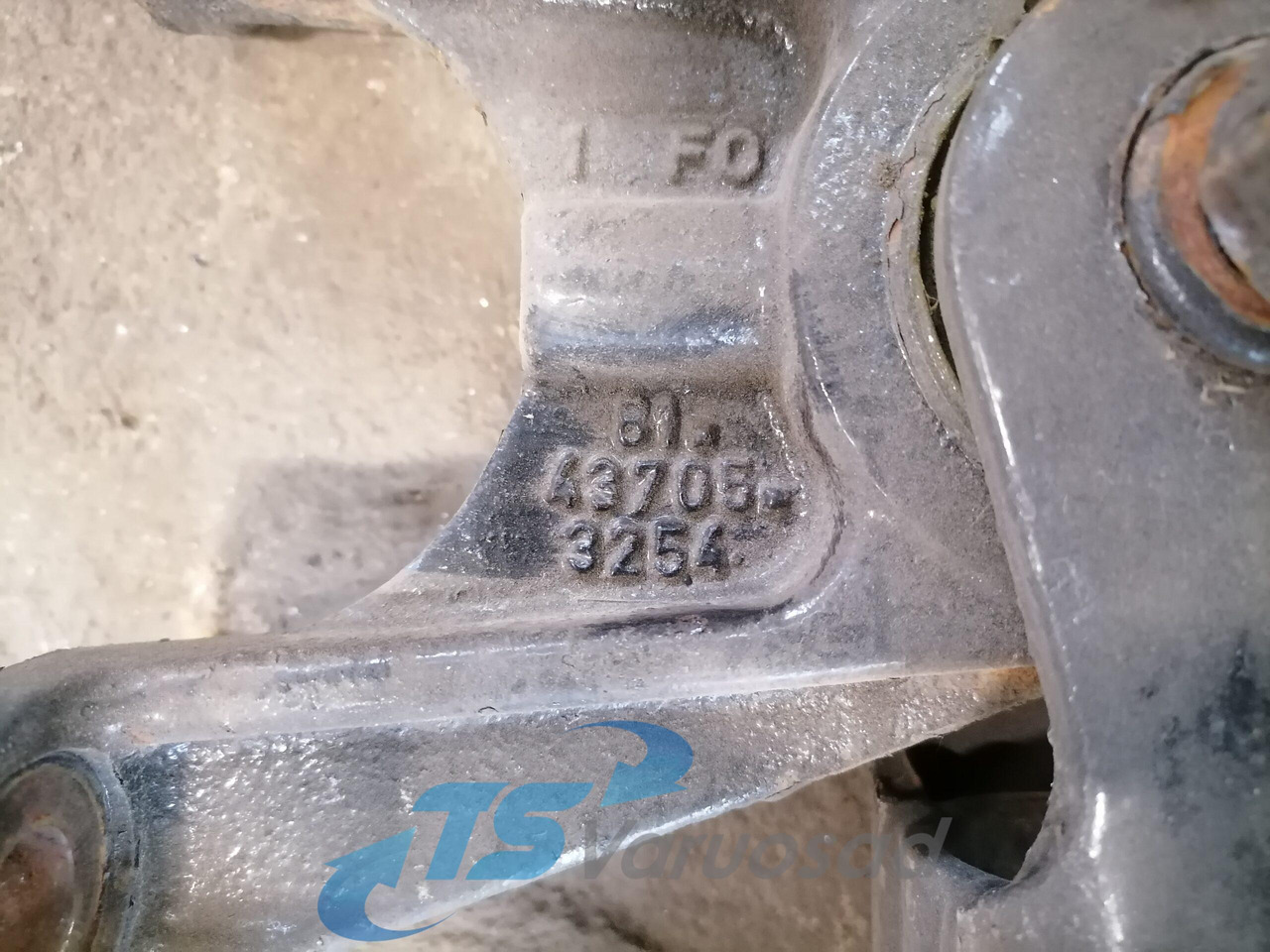 MAN Anti roll bar bracket 81437185118 - סרגל נגד גלגול עבור משאית: תמונה 3 MAN Anti roll bar bracket 81437185118 - סרגל נגד גלגול עבור משאית: תמונה 3