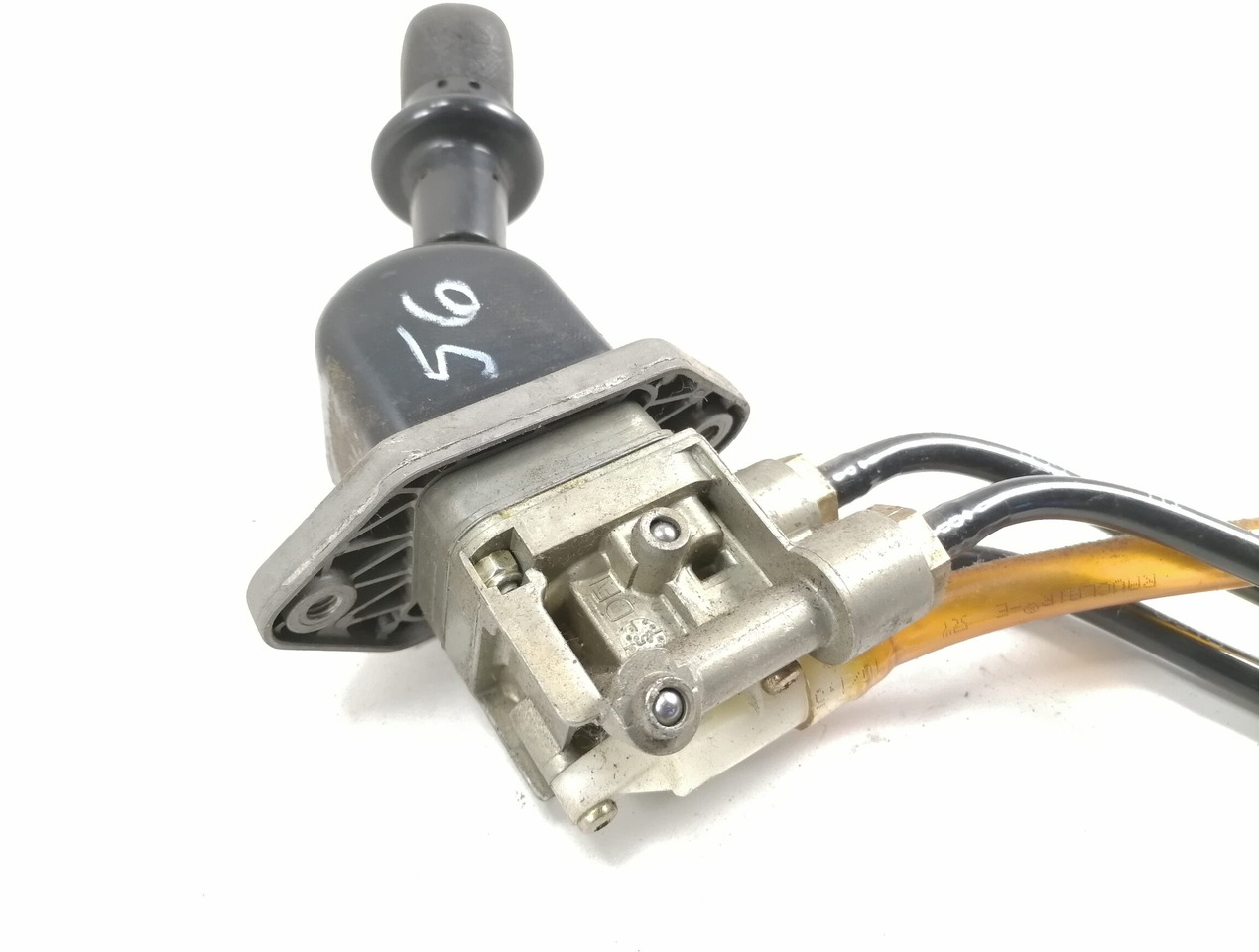 MAN Handbrake control lever 81523156156 - חלק אוניברסלי עבור משאית: תמונה 2 MAN Handbrake control lever 81523156156 - חלק אוניברסלי עבור משאית: תמונה 2