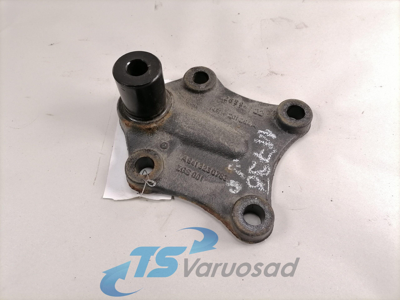 Mercedes-Benz Anti-roll bar bracket A9413230763 - סרגל נגד גלגול עבור משאית: תמונה 1 Mercedes-Benz Anti-roll bar bracket A9413230763 - סרגל נגד גלגול עבור משאית: תמונה 1