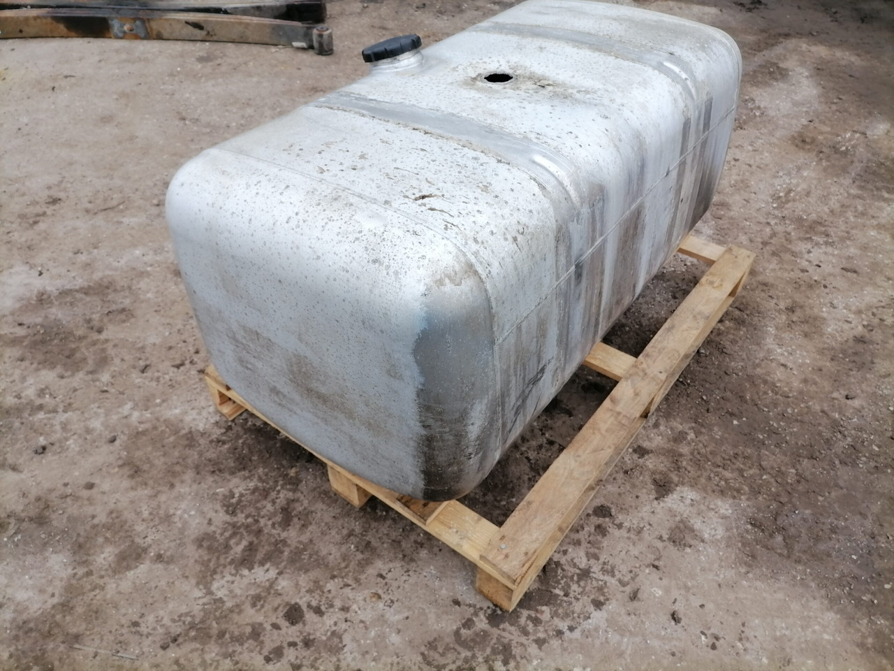 Mercedes-Benz Kütusepaak 390L A9604701303 - מכל דלק עבור משאית: תמונה 2 Mercedes-Benz Kütusepaak 390L A9604701303 - מכל דלק עבור משאית: תמונה 2