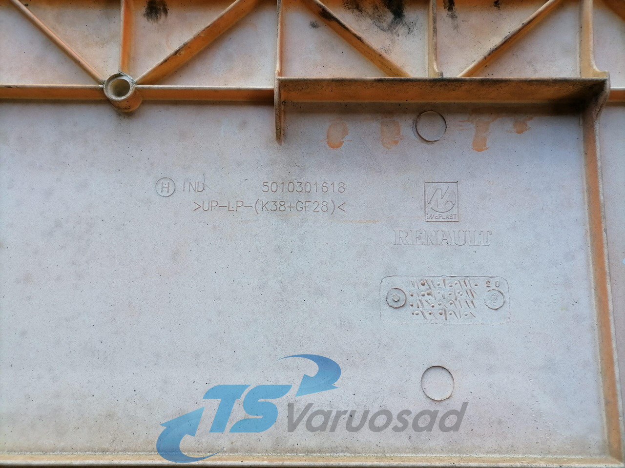 Renault Iluvõre 5010301618 - גריל עבור משאית: תמונה 4 Renault Iluvõre 5010301618 - גריל עבור משאית: תמונה 4