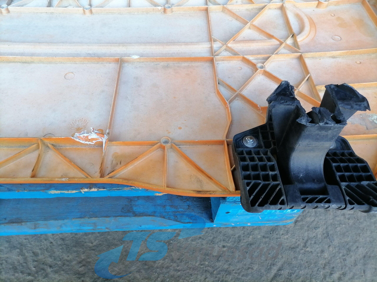 Renault Iluvõre 5010301618 - גריל עבור משאית: תמונה 3 Renault Iluvõre 5010301618 - גריל עבור משאית: תמונה 3