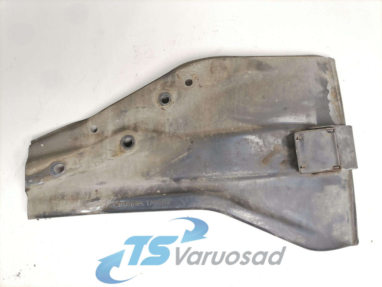 Scania Mudguard bracket 1743493 - חלק אוניברסלי עבור משאית: תמונה 1 Scania Mudguard bracket 1743493 - חלק אוניברסלי עבור משאית: תמונה 1