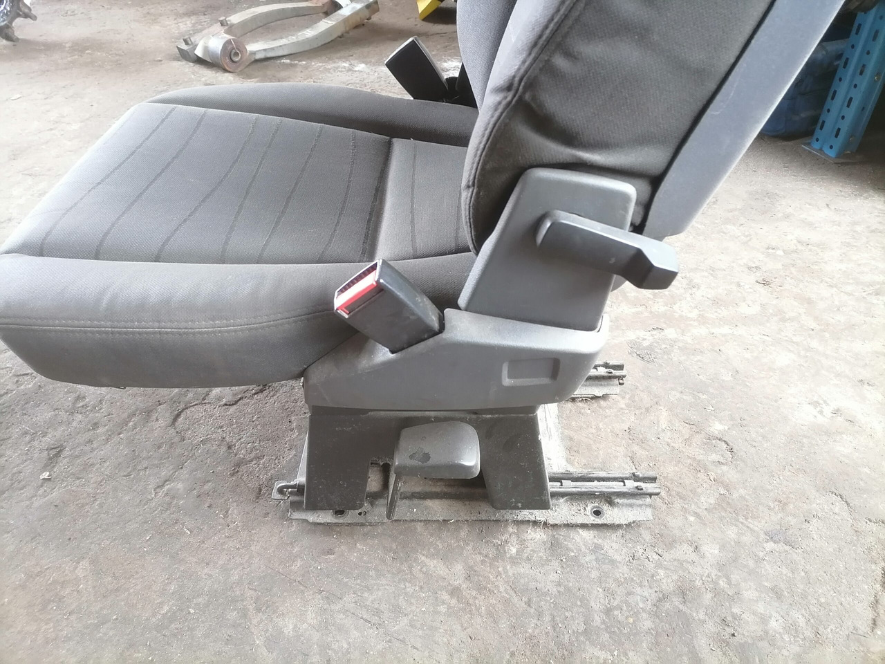 Scania Passenger seat 2401822 - מושב עבור משאית: תמונה 4 Scania Passenger seat 2401822 - מושב עבור משאית: תמונה 4