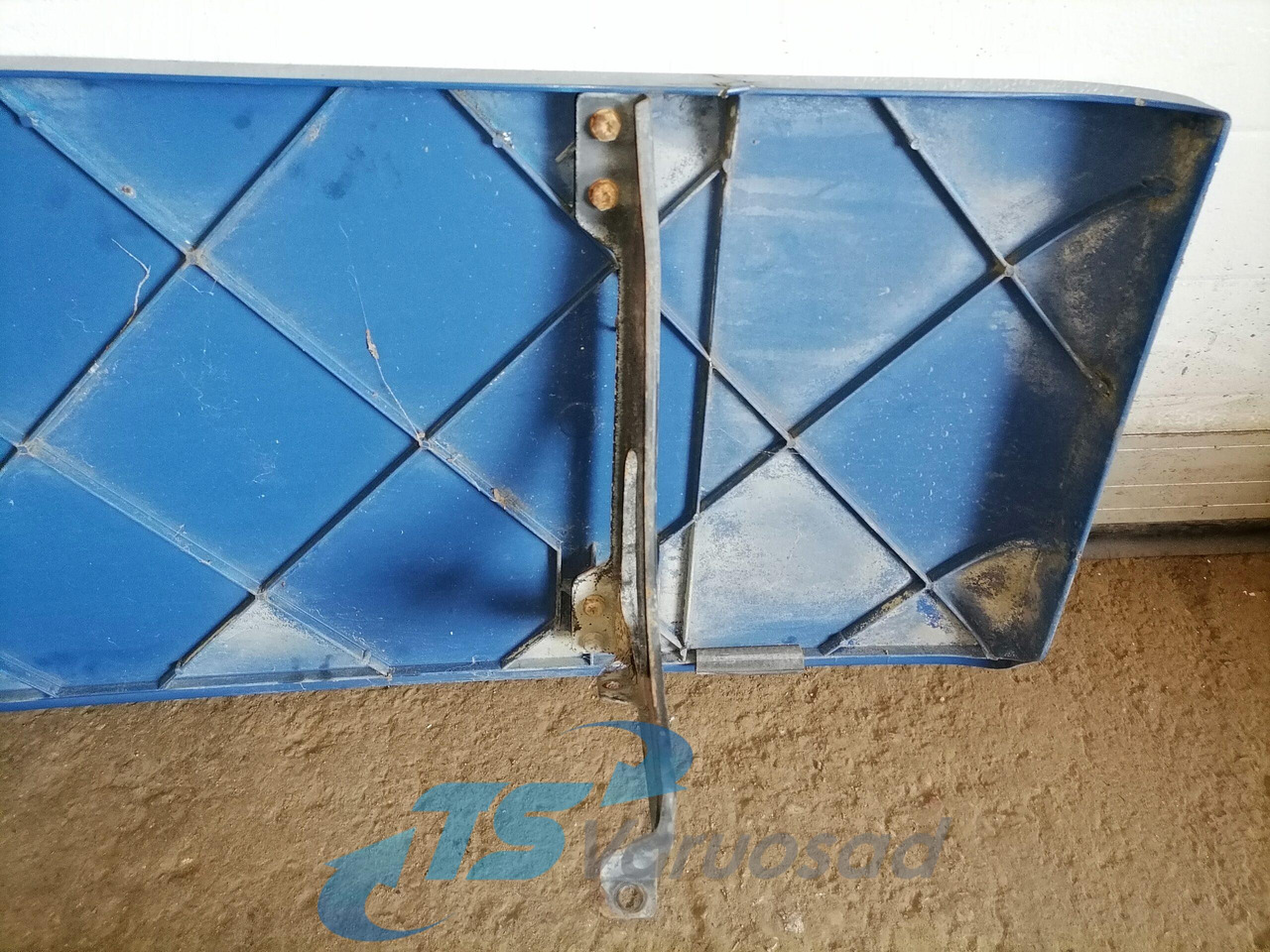 Scania Scania cab wind deflector, right side 1348522 - אווירודינמיקה/ ספוילר עבור משאית: תמונה 4 Scania Scania cab wind deflector, right side 1348522 - אווירודינמיקה/ ספוילר עבור משאית: תמונה 4