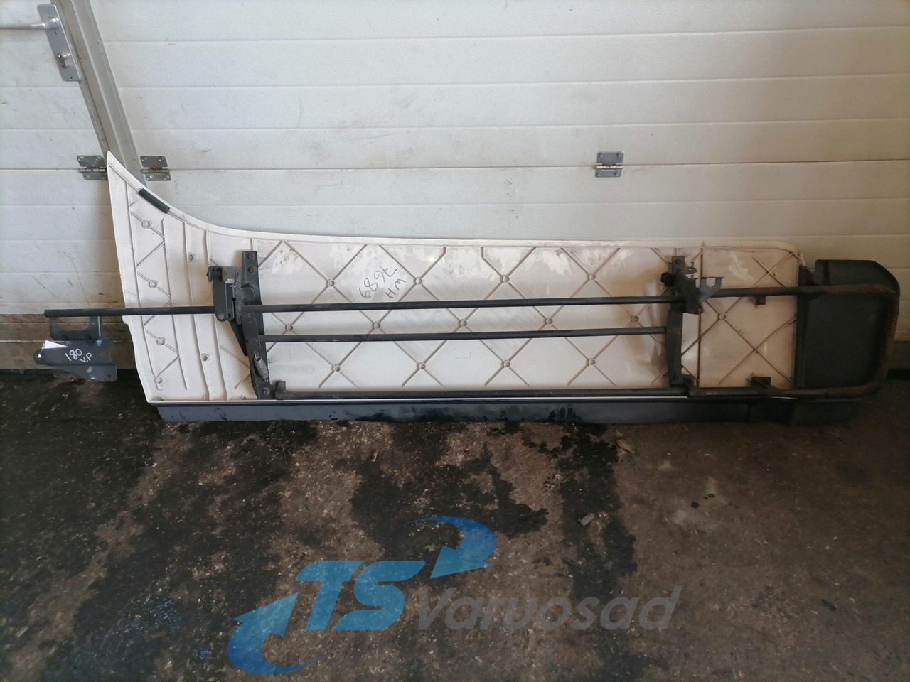 Scania Scania kabiini tuulesuunaja, vasak külg 1534039 - אווירודינמיקה/ ספוילר עבור משאית: תמונה 2 Scania Scania kabiini tuulesuunaja, vasak külg 1534039 - אווירודינמיקה/ ספוילר עבור משאית: תמונה 2