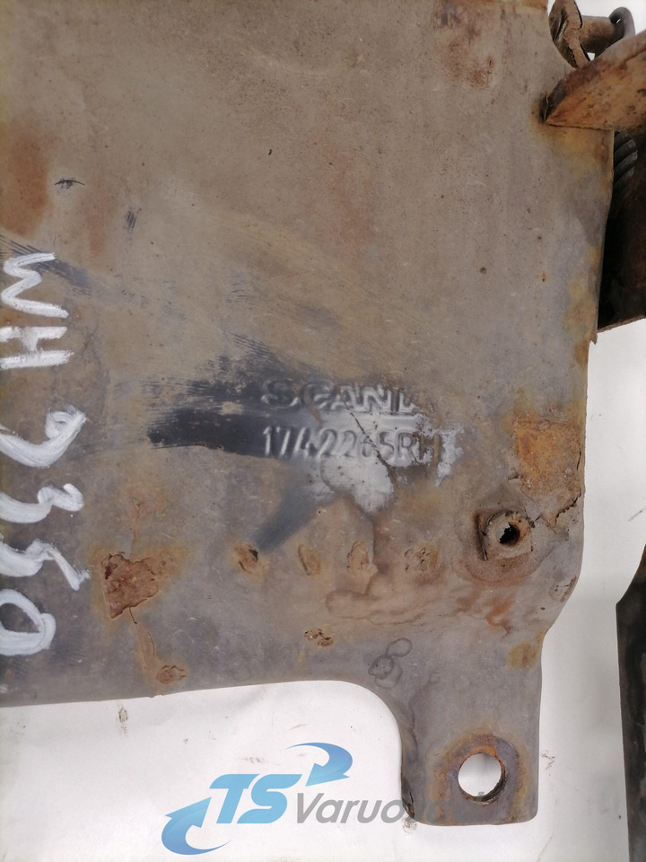 Scania lower grille carrier hinge 1742265 - גריל עבור משאית: תמונה 4 Scania lower grille carrier hinge 1742265 - גריל עבור משאית: תמונה 4