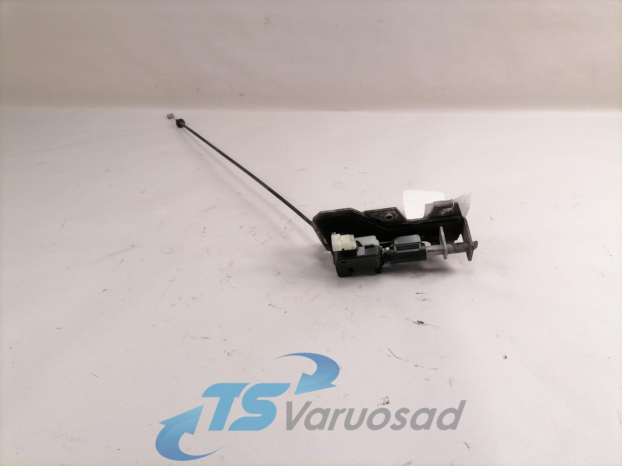 Volvo Iluvõre lukk 82208559 - גריל עבור משאית: תמונה 1 Volvo Iluvõre lukk 82208559 - גריל עבור משאית: תמונה 1