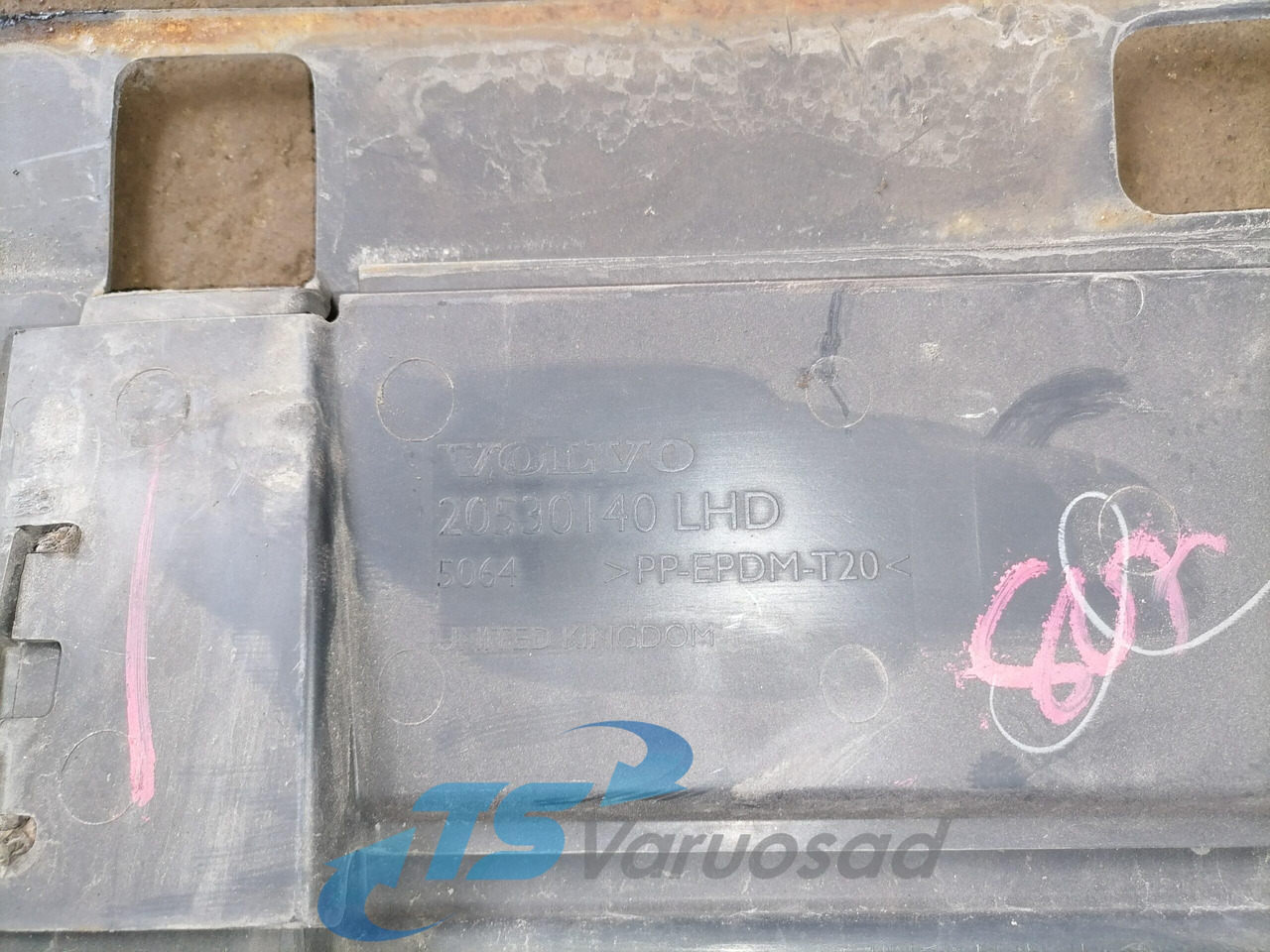 Volvo Iluvõre plastik 20527277 - גריל עבור משאית: תמונה 3 Volvo Iluvõre plastik 20527277 - גריל עבור משאית: תמונה 3