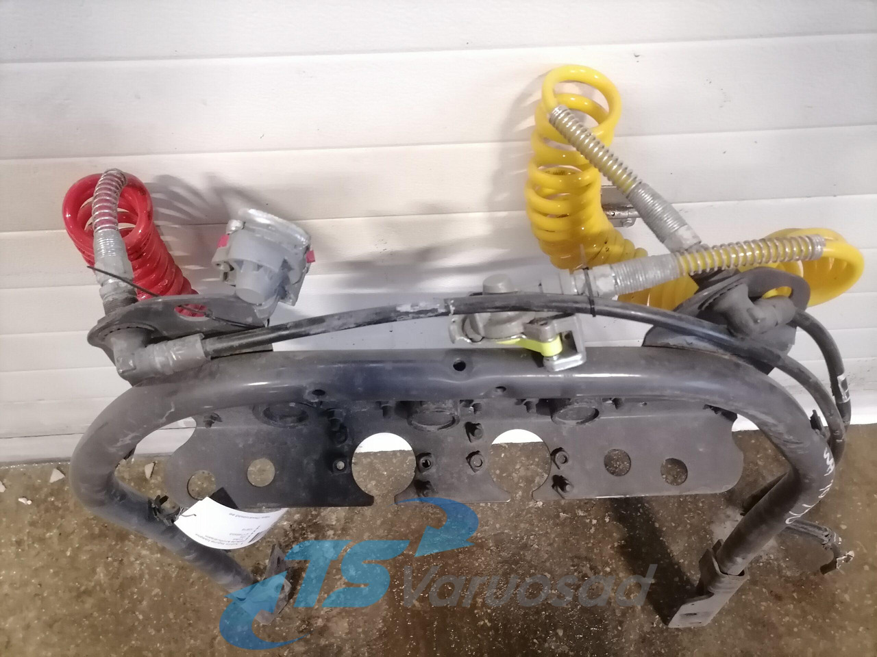 Volvo Kabiini tagune haagise pistikute kinnitusraam 21790555 - מסגרת/ שלדה עבור משאית: תמונה 4 Volvo Kabiini tagune haagise pistikute kinnitusraam 21790555 - מסגרת/ שלדה עבור משאית: תמונה 4