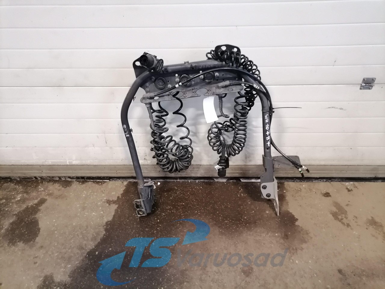 Volvo Kabiini tagune haagise pistikute kinnitusraam 21790555 - מסגרת/ שלדה עבור משאית: תמונה 1 Volvo Kabiini tagune haagise pistikute kinnitusraam 21790555 - מסגרת/ שלדה עבור משאית: תמונה 1
