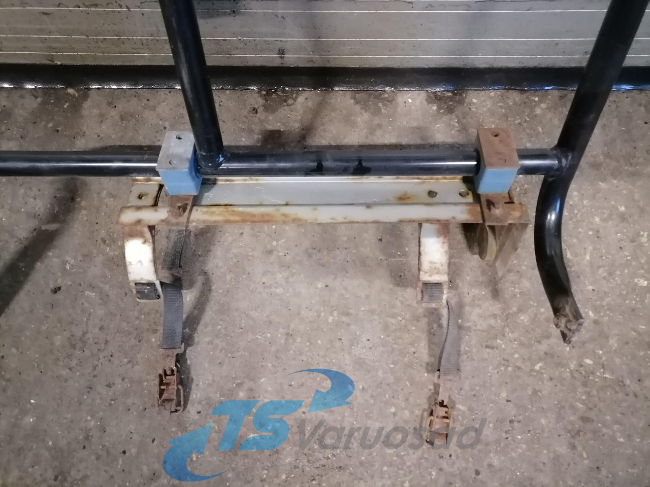 Volvo Kabiini tuulesuunaja kandur 82211420 - חלק אוניברסלי עבור משאית: תמונה 4 Volvo Kabiini tuulesuunaja kandur 82211420 - חלק אוניברסלי עבור משאית: תמונה 4