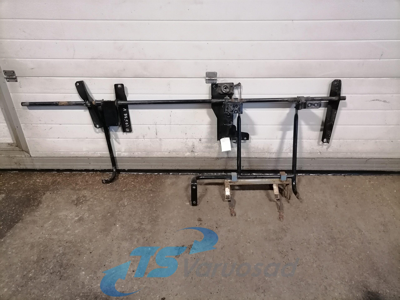 Volvo Kabiini tuulesuunaja kandur 82211420 - חלק אוניברסלי עבור משאית: תמונה 1 Volvo Kabiini tuulesuunaja kandur 82211420 - חלק אוניברסלי עבור משאית: תמונה 1