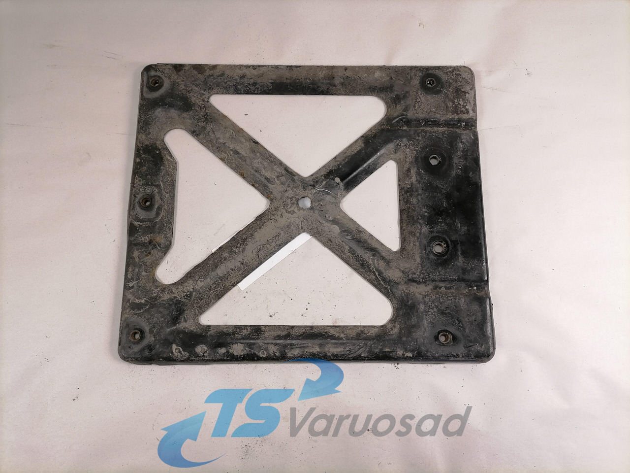 Volvo Mudguard bracket 82271846 - חלק אוניברסלי עבור משאית: תמונה 1 Volvo Mudguard bracket 82271846 - חלק אוניברסלי עבור משאית: תמונה 1