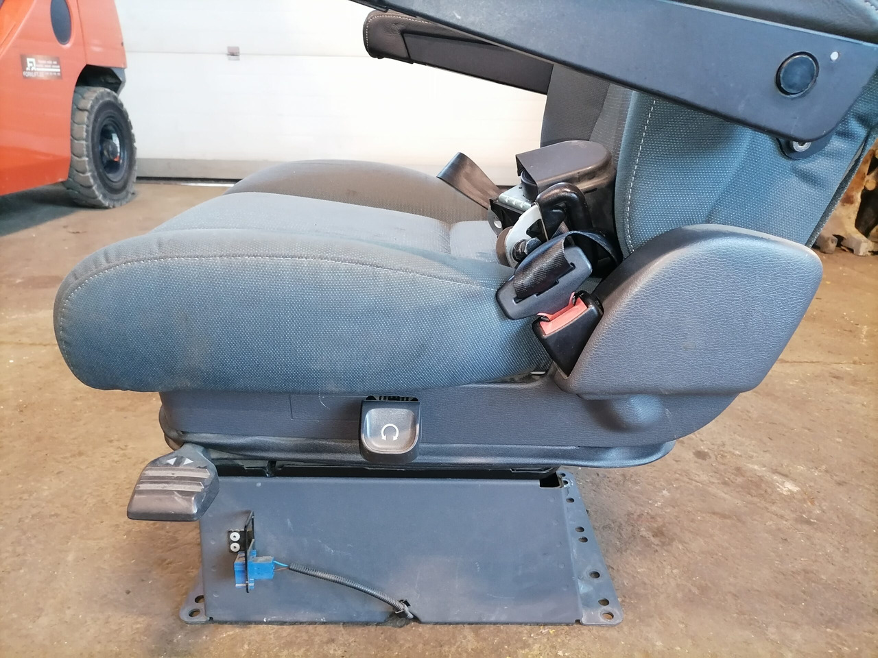 Volvo Passenger seat 21065292 - מושב עבור משאית: תמונה 5 Volvo Passenger seat 21065292 - מושב עבור משאית: תמונה 5