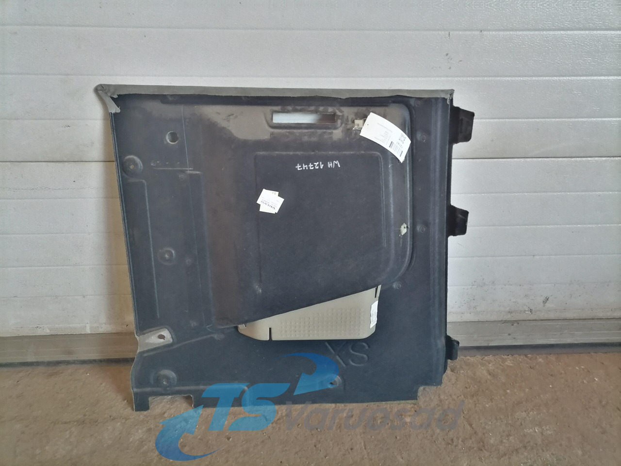 Volvo Salongi polster 82246973 - חלק אוניברסלי עבור משאית: תמונה 2 Volvo Salongi polster 82246973 - חלק אוניברסלי עבור משאית: תמונה 2