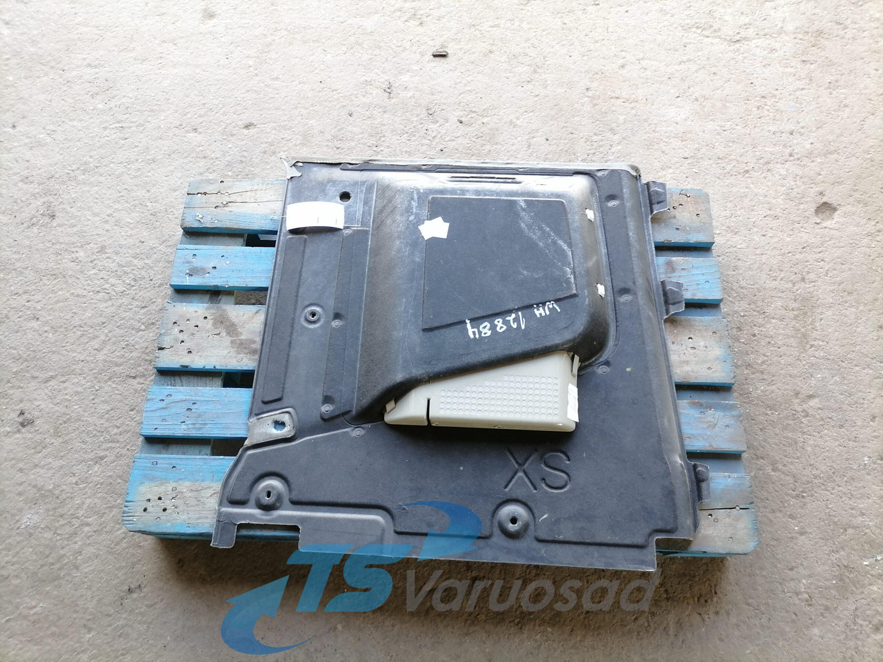 Volvo Salongi polster 82246973 - חלק אוניברסלי עבור משאית: תמונה 2 Volvo Salongi polster 82246973 - חלק אוניברסלי עבור משאית: תמונה 2