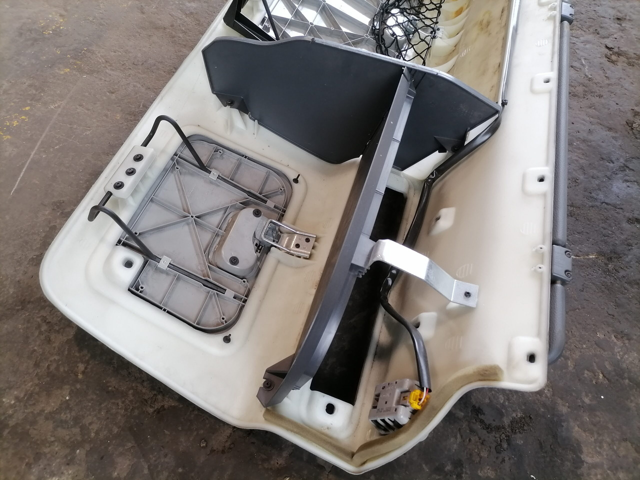 Volvo Salongi ülemine panipaik 20360719 - חלק אוניברסלי עבור משאית: תמונה 5 Volvo Salongi ülemine panipaik 20360719 - חלק אוניברסלי עבור משאית: תמונה 5