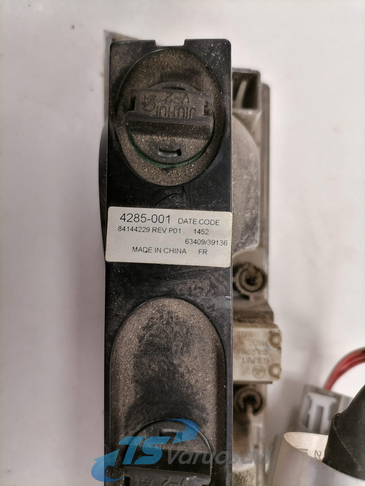 Volvo Salongi valgusti 84144229 - חלק אוניברסלי עבור משאית: תמונה 3 Volvo Salongi valgusti 84144229 - חלק אוניברסלי עבור משאית: תמונה 3