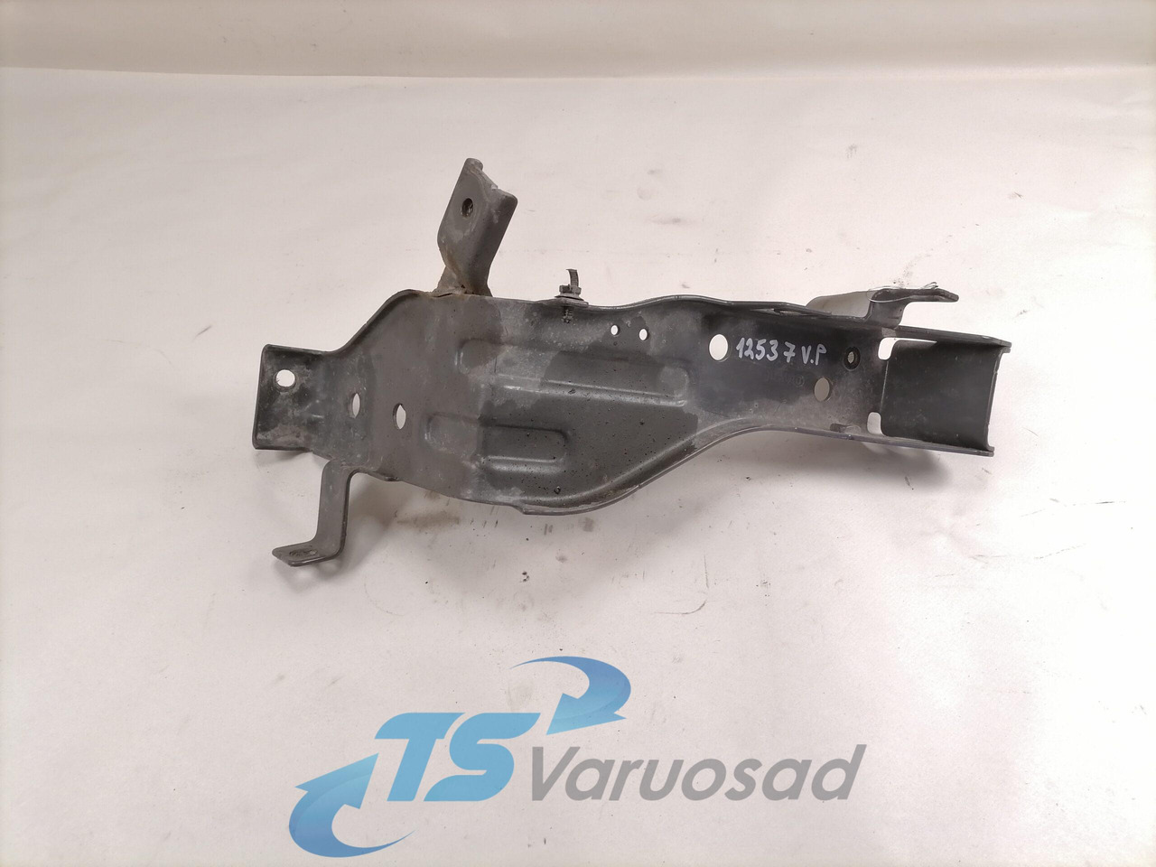 Volvo light bracket 84061089 - אורות/ תאורה עבור משאית: תמונה 2 Volvo light bracket 84061089 - אורות/ תאורה עבור משאית: תמונה 2