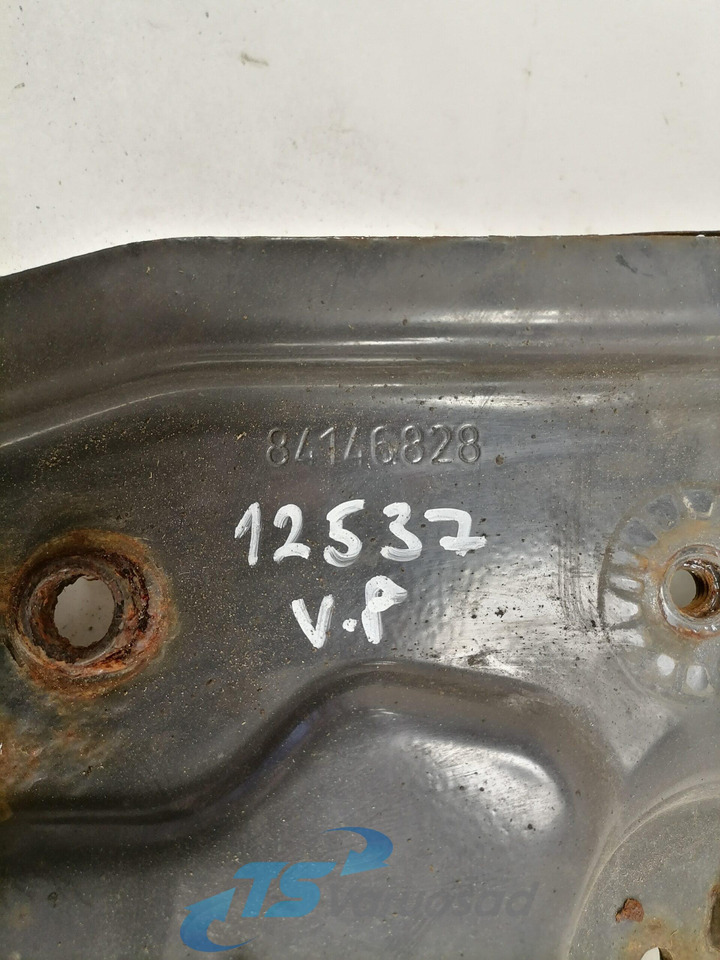 Volvo light bracket 84146828 - אורות/ תאורה עבור משאית: תמונה 3 Volvo light bracket 84146828 - אורות/ תאורה עבור משאית: תמונה 3