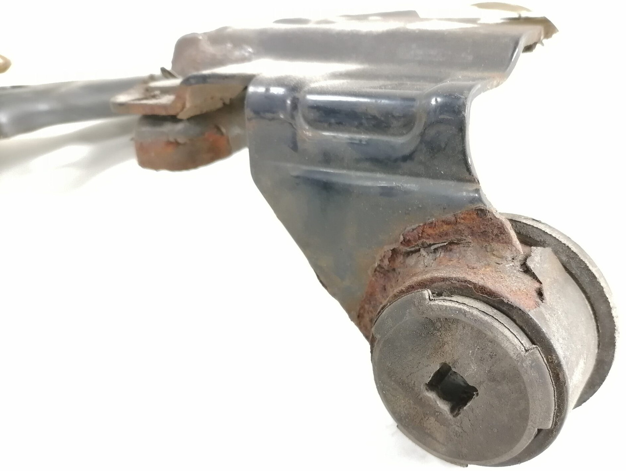 Volvo lower grille carrier hinge 20425954 - גריל עבור משאית: תמונה 3 Volvo lower grille carrier hinge 20425954 - גריל עבור משאית: תמונה 3