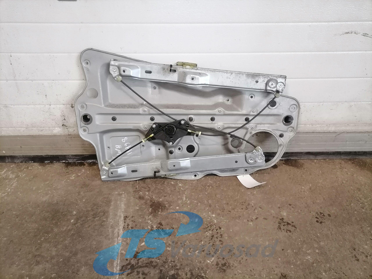 Volvo window mechanism 84225944 - דלת וחלקים עבור משאית: תמונה 1 Volvo window mechanism 84225944 - דלת וחלקים עבור משאית: תמונה 1