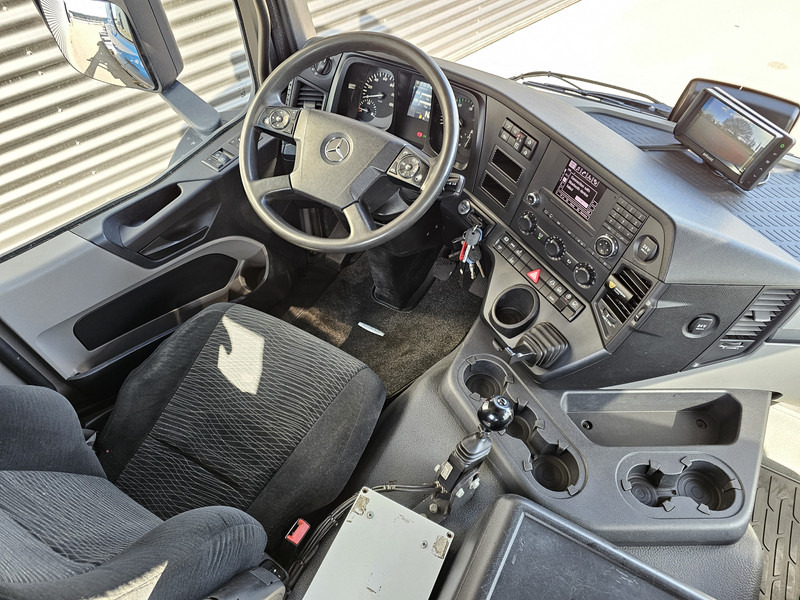 Interior photo 1: משאית הרמת וו Mercedes-Benz Antos 3546 / 8x2/6 / HOOKLIFT / ABROLLKIPPER
