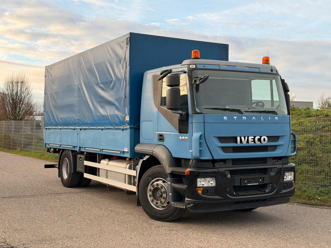 Iveco 190S36/9 Stralis Pritsche & Hebebühne 3 to. TOP - משאית וילונות צד: תמונה 1 Iveco 190S36/9 Stralis Pritsche & Hebebühne 3 to. TOP - משאית וילונות צד: תמונה 1