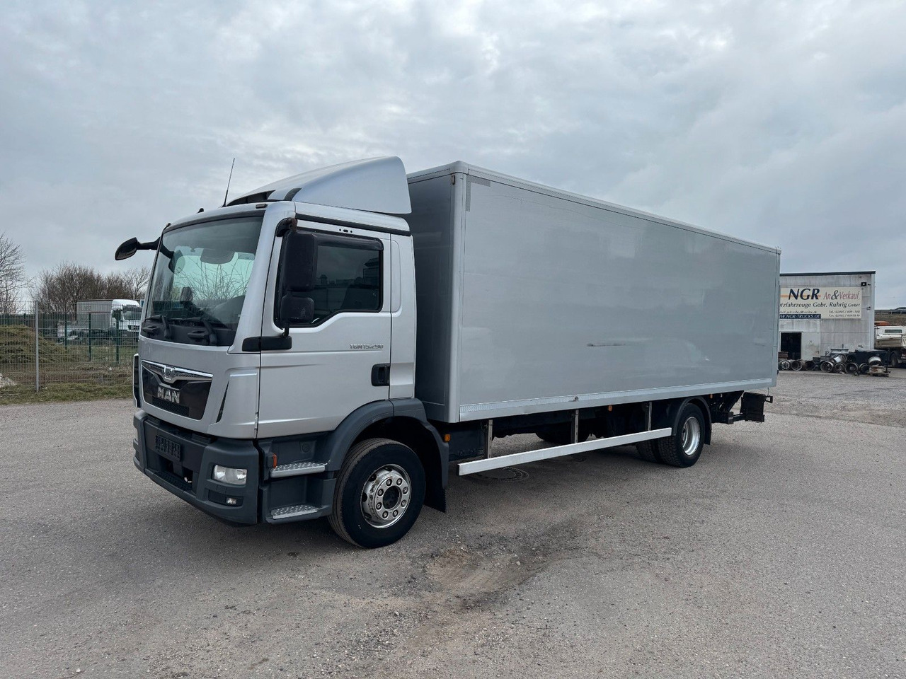 MAN 15.290 4X2 Koffer mit Hebebühne AHK - משאית תיבה: תמונה 1 MAN 15.290 4X2 Koffer mit Hebebühne AHK - משאית תיבה: תמונה 1