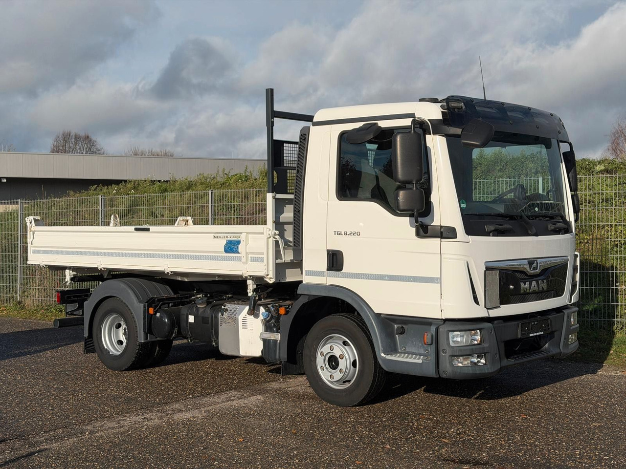 MAN 8.220 4x2 Meiller 3S. Kipper | TOP Zustand! - כלי רכב מסחרי מזהיר: תמונה 5 MAN 8.220 4x2 Meiller 3S. Kipper | TOP Zustand! - כלי רכב מסחרי מזהיר: תמונה 5