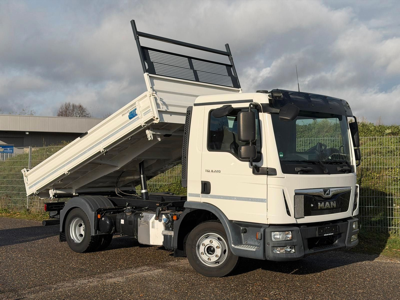 MAN 8.220 4x2 Meiller 3S. Kipper | TOP Zustand! - כלי רכב מסחרי מזהיר: תמונה 1 MAN 8.220 4x2 Meiller 3S. Kipper | TOP Zustand! - כלי רכב מסחרי מזהיר: תמונה 1