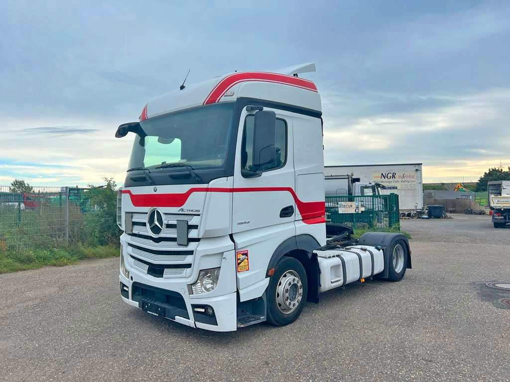 Mercedes-Benz 1842 4X2 mit Höhenverstellbarer Sattelkuppung Mercedes-Benz 1842 4X2 mit Höhenverstellbarer Sattelkuppung - יחידת טרקטור: תמונה 1 Mercedes-Benz 1842 4X2 mit Höhenverstellbarer Sattelkuppung Mercedes-Benz 1842 4X2 mit Höhenverstellbarer Sattelkuppung - יחידת טרקטור: תמונה 1