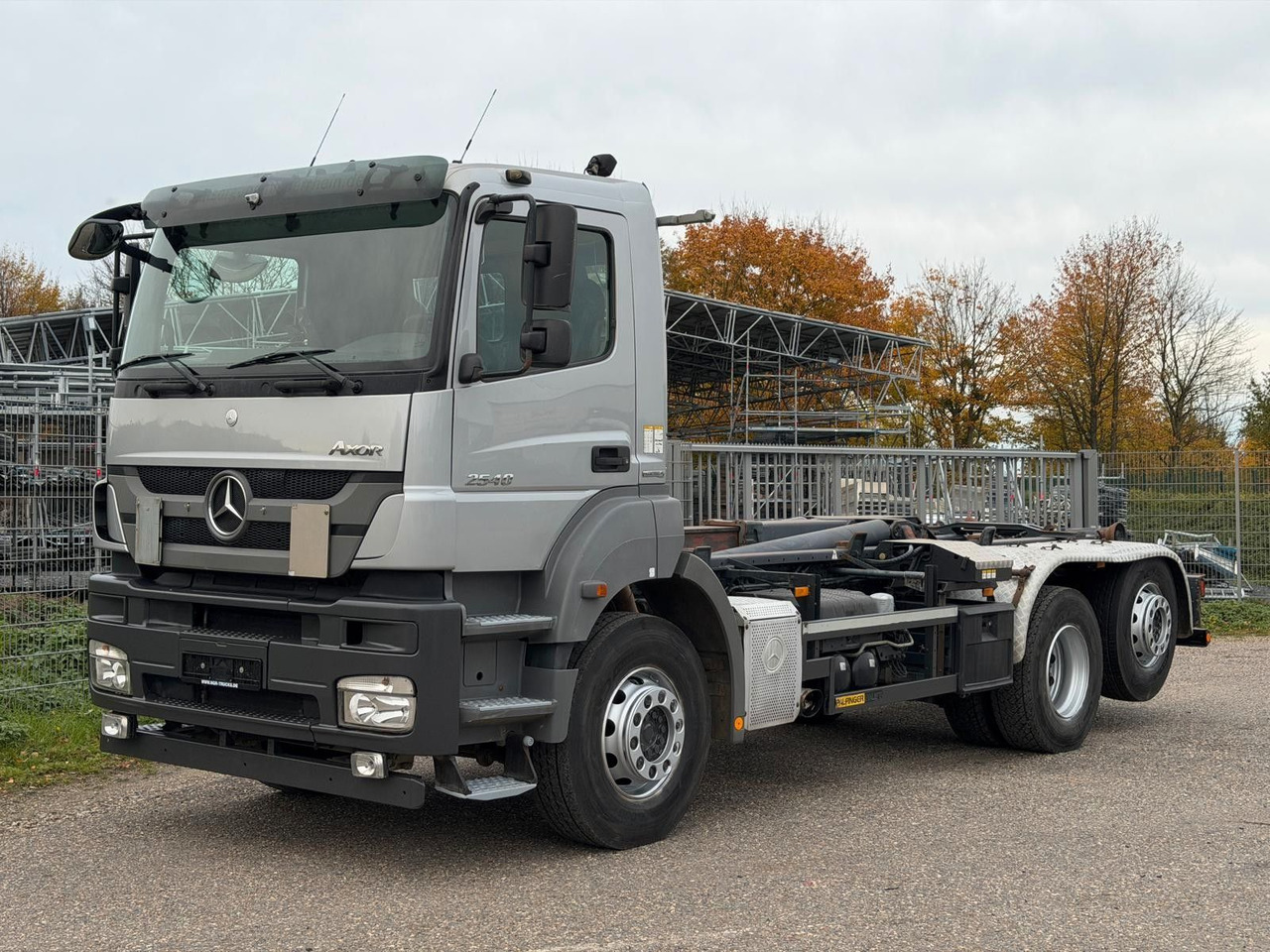 Mercedes-Benz 2540 L 6x2 Palfinger T20 mit hydr. Containerverr - משאית הרמת וו: תמונה 1 Mercedes-Benz 2540 L 6x2 Palfinger T20 mit hydr. Containerverr - משאית הרמת וו: תמונה 1