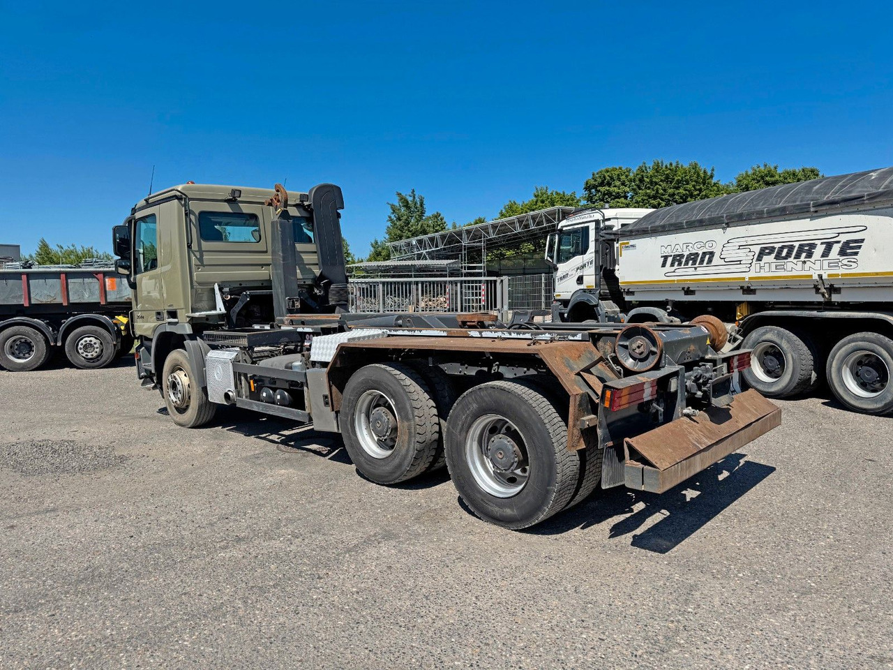 Mercedes-Benz 2644 6X4 VDL Abroller mit 3,90 Radstand Blatt BL - משאית הרמת וו: תמונה 1 Mercedes-Benz 2644 6X4 VDL Abroller mit 3,90 Radstand Blatt BL - משאית הרמת וו: תמונה 1