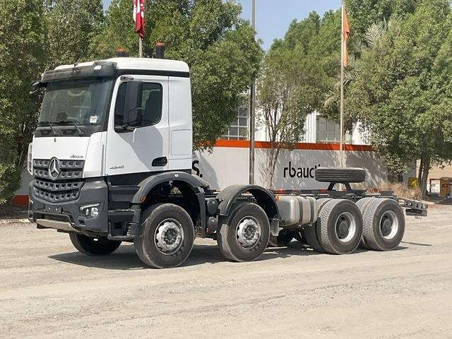 Mercedes-Benz Arocs 4240 - משאית עם שלדת תא: תמונה 1 Mercedes-Benz Arocs 4240 - משאית עם שלדת תא: תמונה 1