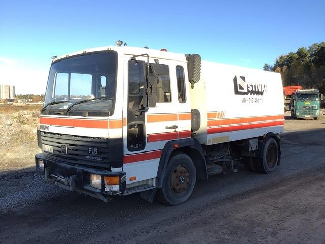Volvo FL611 - מטאטא כבישים: תמונה 1 Volvo FL611 - מטאטא כבישים: תמונה 1