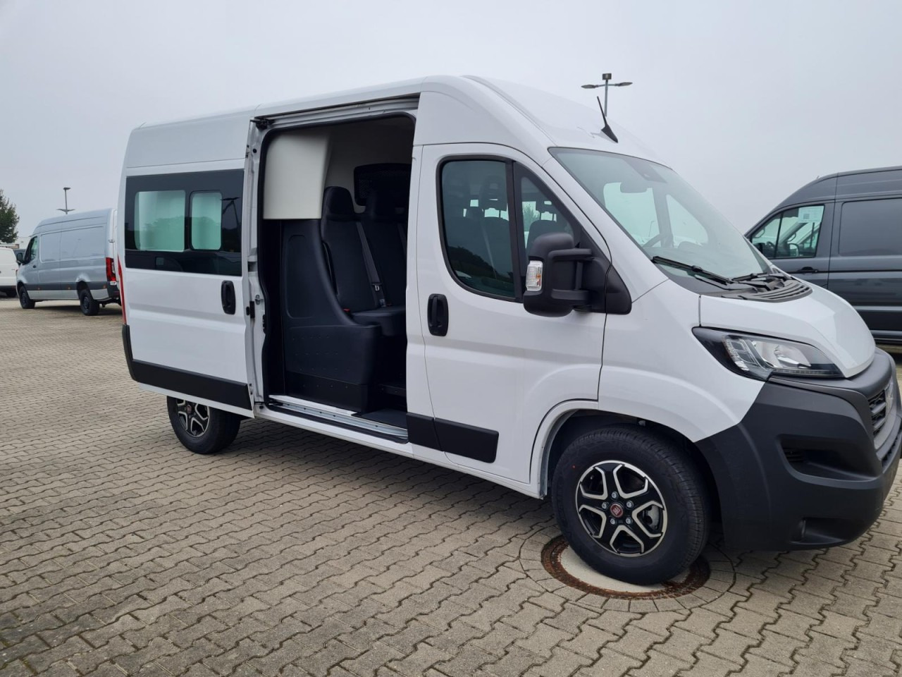 Fiat Ducato 35 Kasten Doka 7-Sitze 2x Schiebetür Maxi L2H2 - כלי רכב מסחרי עם לוח, כלי רכב מסחרי קומבי: תמונה 3 Fiat Ducato 35 Kasten Doka 7-Sitze 2x Schiebetür Maxi L2H2 - כלי רכב מסחרי עם לוח, כלי רכב מסחרי קומבי: תמונה 3