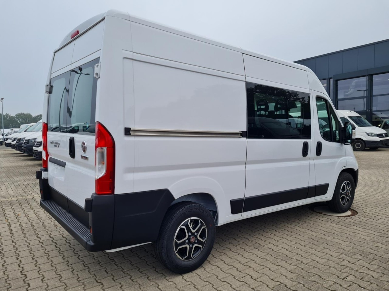 Fiat Ducato 35 Kasten Doka 7-Sitze 2x Schiebetür Maxi L2H2 - כלי רכב מסחרי עם לוח, כלי רכב מסחרי קומבי: תמונה 5 Fiat Ducato 35 Kasten Doka 7-Sitze 2x Schiebetür Maxi L2H2 - כלי רכב מסחרי עם לוח, כלי רכב מסחרי קומבי: תמונה 5